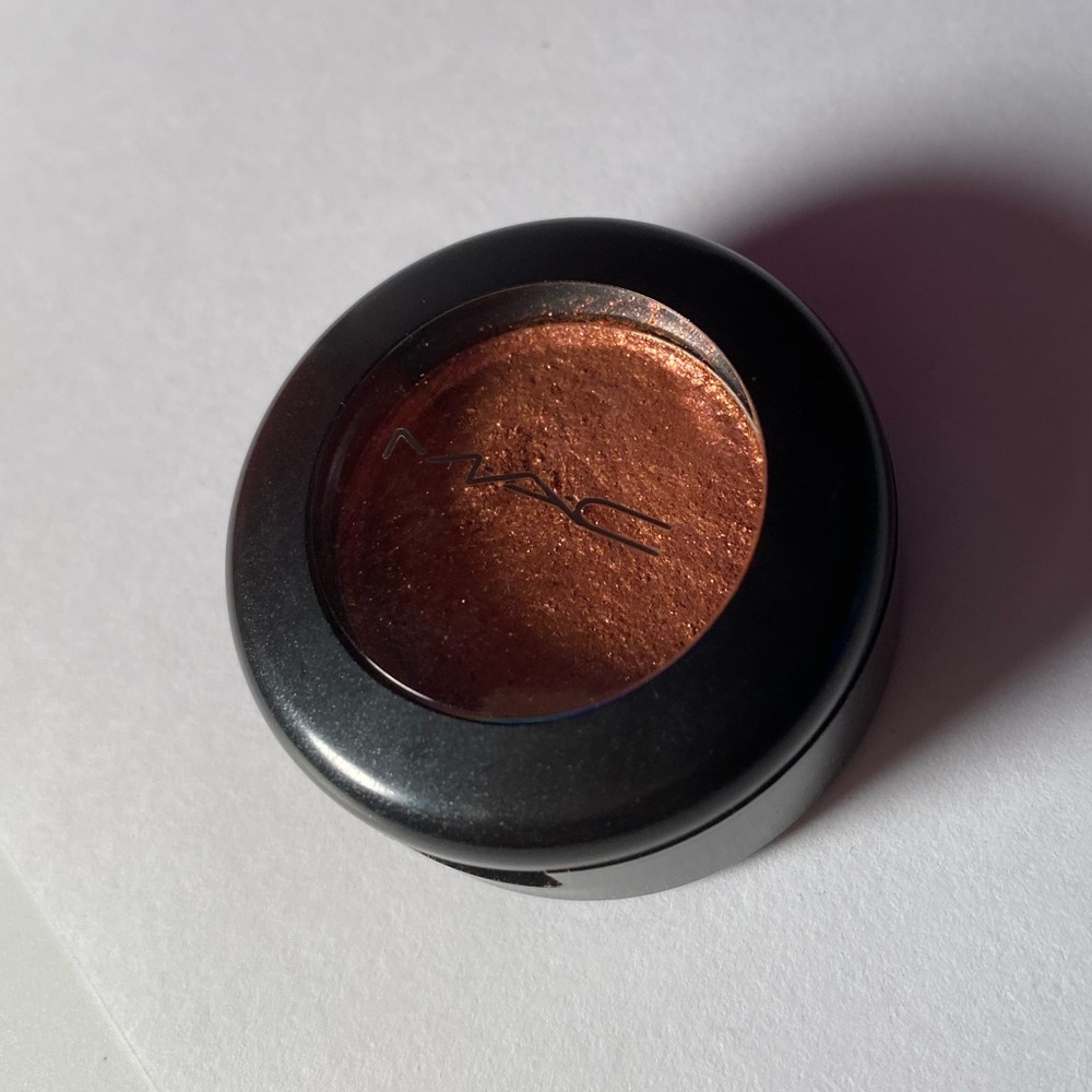 Mac single eyeshadow in let’s roll